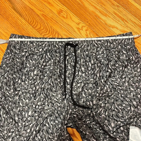 Amazon Essentials Men's Quick-Dry Lined Swim Trunks - Size XXL - Gray & White - Picture 6 of 7